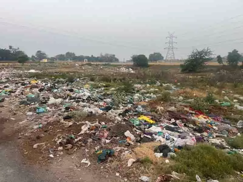 मालवा की सड़कों पर फैली गंदगी इंसानों और जानवरों के लिए खतरा: Locals मालवा की सड़कों पर फैली गंदगी इंसानों और जानवरों के लिए खतरा: Locals