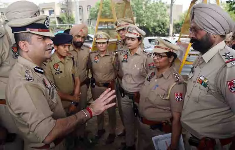 यातायात प्रबंधन को बेहतर बनाने के लिए शीर्ष पुलिस अधिकारी ने आगामी ERV हट का निरीक्षण किया यातायात प्रबंधन को बेहतर बनाने के लिए शीर्ष पुलिस अधिकारी ने आगामी ERV हट का निरीक्षण किया