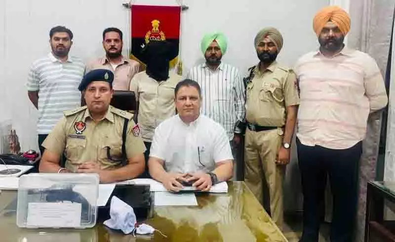 Ludhiana: पुलिस अधिकारी हेरोइन और हथियार के साथ गिरफ्तार Ludhiana: पुलिस अधिकारी हेरोइन और हथियार के साथ गिरफ्तार