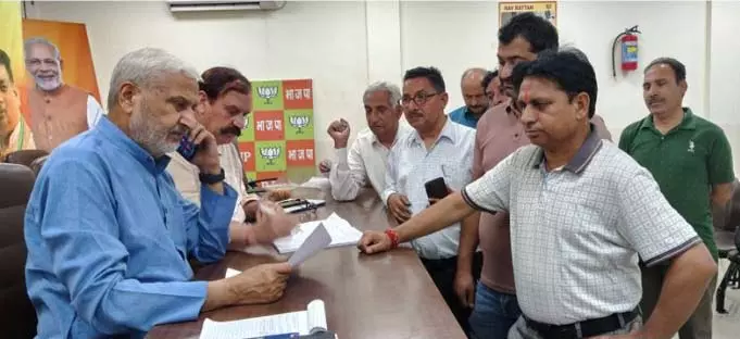 Jammu: शाम लाल ने प्रभावित क्षेत्रों में पानी, बिजली आपूर्ति बहाल करने की मांग की Jammu: शाम लाल ने प्रभावित क्षेत्रों में पानी, बिजली आपूर्ति बहाल करने की मांग की
