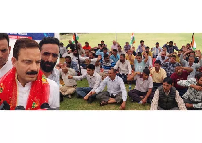 Jammu: दिहाड़ी मजदूरों की दो दिवसीय महापंचायत शुरू, उठाई गईं मांगें Jammu: दिहाड़ी मजदूरों की दो दिवसीय महापंचायत शुरू, उठाई गईं मांगें