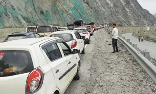 Srinagar गरीब, मरीज़ों को खुद की देखभाल करने के लिए छोड़ दिया