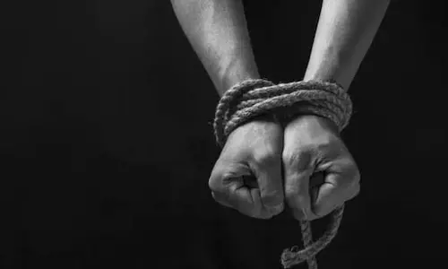 15 लाख का कर्ज, कारोबारी ने बेटे को होटल में छुपाया और पीटा अपहरण होने का ढिंढोरा