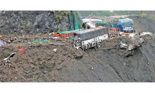 Ramban अवरुद्ध, टूटा हुआ, वापस संघर्ष कर रहा