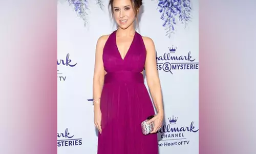 Lacey Chabert ने याद किया कि कैसे वह और उनके सह-कलाकार पार्टी ऑफ़ फाइव के अंतिम दृश्य की शूटिंग के बाद आँसू से भर गए Lacey Chabert ने याद किया कि कैसे वह और उनके सह-कलाकार पार्टी ऑफ़ फाइव के अंतिम दृश्य की शूटिंग के बाद आँसू से भर गए