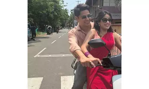 Janhvi Kapoor, सिद्धार्थ मल्होत्रा ​​ने स्कूटी की सवारी का लुत्फ़ उठाया