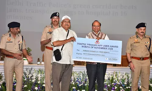 एलजी वीके सक्सेना ने ट्रैफिक वॉलंटियर्स को पदक और नकद इनाम दिए