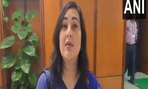 BJP MP बांसुरी स्वराज ने कांग्रेस पर निशाना साधने के लिए नेशनल हेराल्ड की लूट बैग पहना