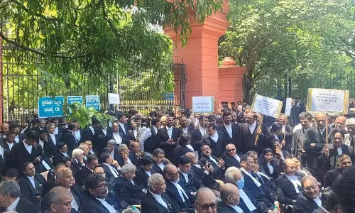 वकीलों ने चार उच्च न्यायालय न्यायाधीशों के स्थानांतरण के खिलाफ प्रदर्शन किया