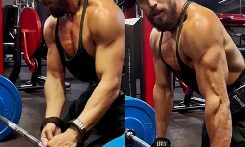 Tiger Shroff ने 180 किलो वजन उठाकर डेडलिफ्ट किया Tiger Shroff ने 180 किलो वजन उठाकर डेडलिफ्ट किया