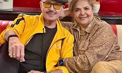 Rakesh Roshan ने पत्नी पिंकी के साथ 54 साल पूरे होने का जश्न मनाया