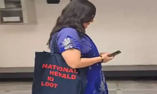 Delhi: बांसुरी स्वराज संसदीय समिति की बैठक में ‘नेशनल हेराल्ड की लूट’ लिखा बैग लेकर पहुंचीं