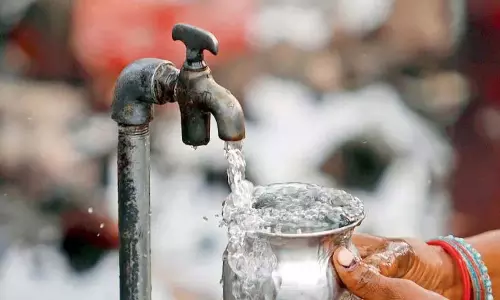 मंत्री ने अधिकारियों से Eluru में पीने के पानी की पर्याप्त आपूर्ति सुनिश्चित करने को कहा