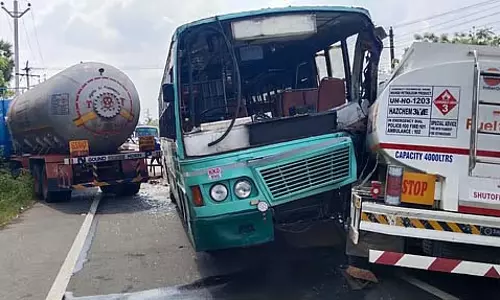 Sivaganga : गैस ट्रकों ने सरकारी बस को टक्कर मारी; 21 घायल