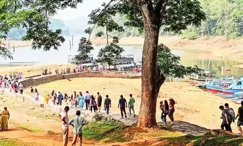 इडुक्की भीड़भाड़ वाला स्थान है; मुन्नार और वागामोन पर्यटन के आकर्षण केंद्र इडुक्की भीड़भाड़ वाला स्थान है; मुन्नार और वागामोन पर्यटन के आकर्षण केंद्र