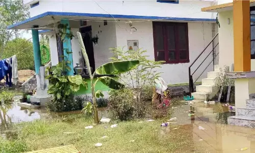 पानी घरों में घुस रहा है; लोगों का जीवन कष्ट में
