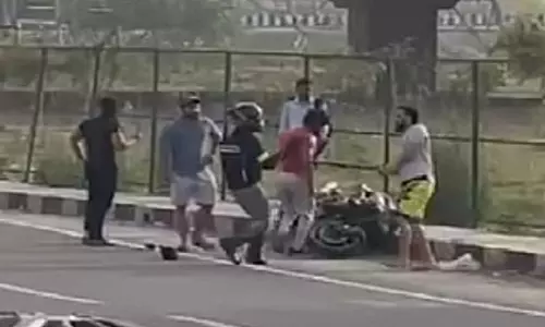Gurugram द्वारका एक्सप्रेसवे पर एसयूवी सवार चार बदमाशों ने बाइक सवार को पीटा, मामला दर्ज