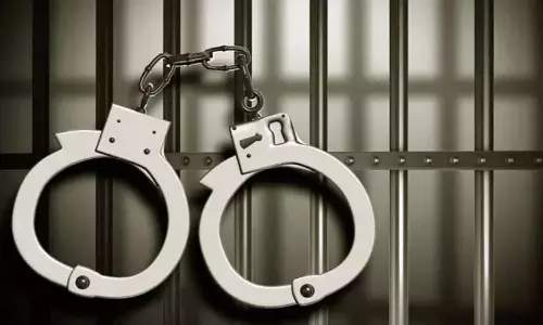 शराब के नशे में युवा आपस में झगड़ रहे थे; स्थिति को नियंत्रित करने आई पुलिस की भी पिटाई की गई