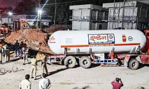 Kerala : राष्ट्रीय राजमार्ग पर गड्ढे में पलटा गैस टैंकर