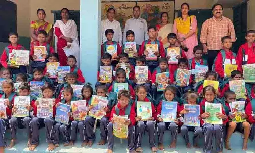 Karimnagar जिला प्रशासन ने कार्यस्थल पर पढ़ने वाले स्कूली छात्रों को ओडिया माध्यम की पाठ्य पुस्तकें दीं Karimnagar जिला प्रशासन ने कार्यस्थल पर पढ़ने वाले स्कूली छात्रों को ओडिया माध्यम की पाठ्य पुस्तकें दीं