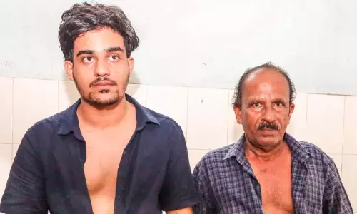 पुलिस ने बस का इंतजार कर रहे युवक और उसके पिता की पिटाई का आरोप लगाया