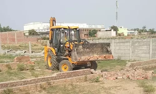 Farrukhabad: अवैध कालोनियों पर प्रशासन की सख्ती, लोगों में दहशत