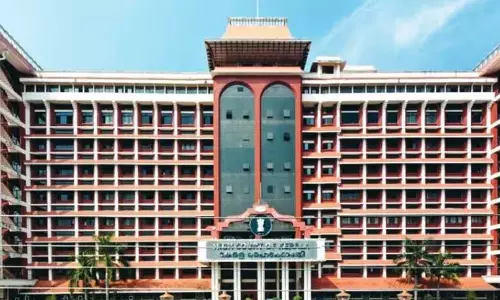 Kerala HC को बम से उड़ाने की धमकी, तलाशी अभियान जारी Kerala HC को बम से उड़ाने की धमकी, तलाशी अभियान जारी