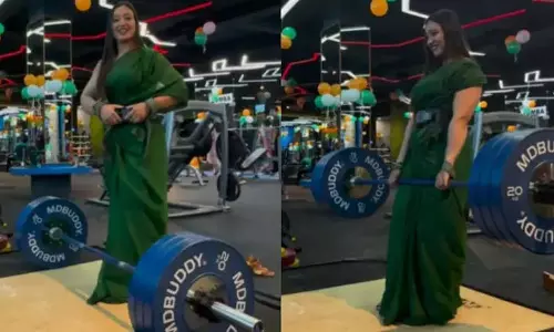 महिला ने साड़ी पहन किया वेट लिफ्टिंग, VIDEO देख लोग हुए हैरान