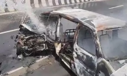 दो गाड़ियों में टक्कर के बाद लगी आग; एक की जलकर मौत, दूसरा घायल