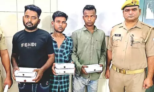 Kanpur: सेंट्रल स्टेशन पर GRP का घेराबंदी अभियान, ट्रेन लूटकांड के तीन आरोपी दबोचे Kanpur: सेंट्रल स्टेशन पर GRP का घेराबंदी अभियान, ट्रेन लूटकांड के तीन आरोपी दबोचे