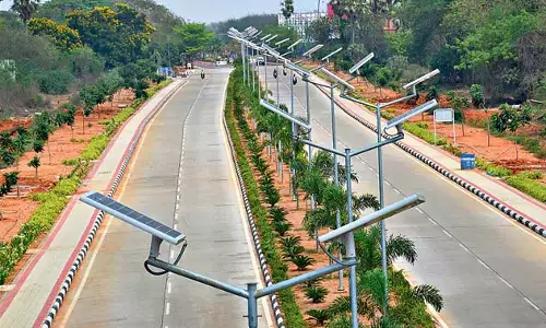 Andhra : गन्नावरम हवाई अड्डे की सड़क पर सौर लाइटें Andhra : गन्नावरम हवाई अड्डे की सड़क पर सौर लाइटें