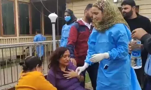 टूरिस्टों पर आतंकी हमला, कई घायल, सेना ने चलाया सर्च ऑपरेशन टूरिस्टों पर आतंकी हमला, कई घायल, सेना ने चलाया सर्च ऑपरेशन