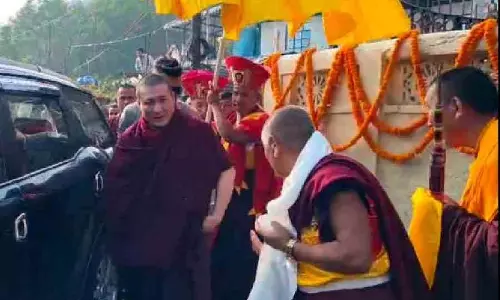 Bengal: बौद्ध आध्यात्मिक नेता एक सप्ताह की यात्रा पर, करमापा पर बहस फिर शुरू Bengal: बौद्ध आध्यात्मिक नेता एक सप्ताह की यात्रा पर, करमापा पर बहस फिर शुरू