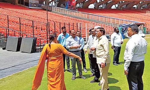मंत्री नारायण ने मोदी स्टेडियम का दौरा किया मंत्री नारायण ने मोदी स्टेडियम का दौरा किया