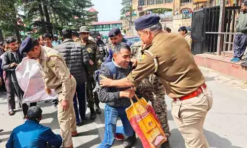 Himachal: बैकलॉग रिक्तियों को लेकर सचिवालय के बाहर दृष्टिबाधित लोगों का प्रदर्शन Himachal: बैकलॉग रिक्तियों को लेकर सचिवालय के बाहर दृष्टिबाधित लोगों का प्रदर्शन
