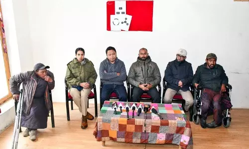 Jammu: प्रशासन के आश्वासन के बाद विकलांग व्यक्तियों ने भूख हड़ताल समाप्त की
