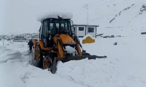 बर्फबारी के बाद Kargil में सड़कें बंद, बिजली, पानी की आपूर्ति प्रभावित
