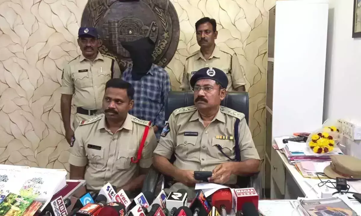 Andhra: बड़े लोगों को धमकाने वाला फर्जी नक्सली गिरफ्तार Andhra: बड़े लोगों को धमकाने वाला फर्जी नक्सली गिरफ्तार