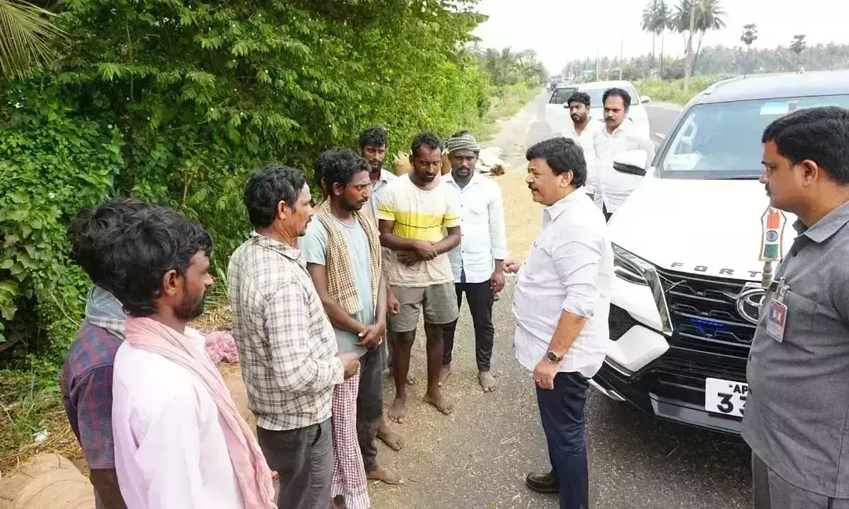 Andhra: पर्यटन मंत्री ने धान खरीद पर किसानों से बातचीत की Andhra: पर्यटन मंत्री ने धान खरीद पर किसानों से बातचीत की