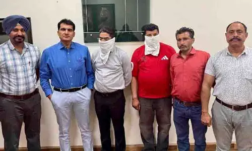 विजिलेंस ने ATP और आर्किटेक्ट को 50 हजार रुपये की रिश्वत लेते गिरफ्तार किया विजिलेंस ने ATP और आर्किटेक्ट को 50 हजार रुपये की रिश्वत लेते गिरफ्तार किया