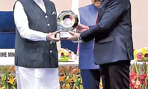 आदिलाबाद के जिला कलेक्टर राजर्षिषा को प्रधानमंत्री से पुरस्कार मिला