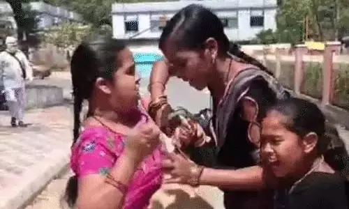 जेठानी पर टूट पड़ी देवरानी, कोर्ट परिसर हाई ड्रामा जेठानी पर टूट पड़ी देवरानी, कोर्ट परिसर हाई ड्रामा