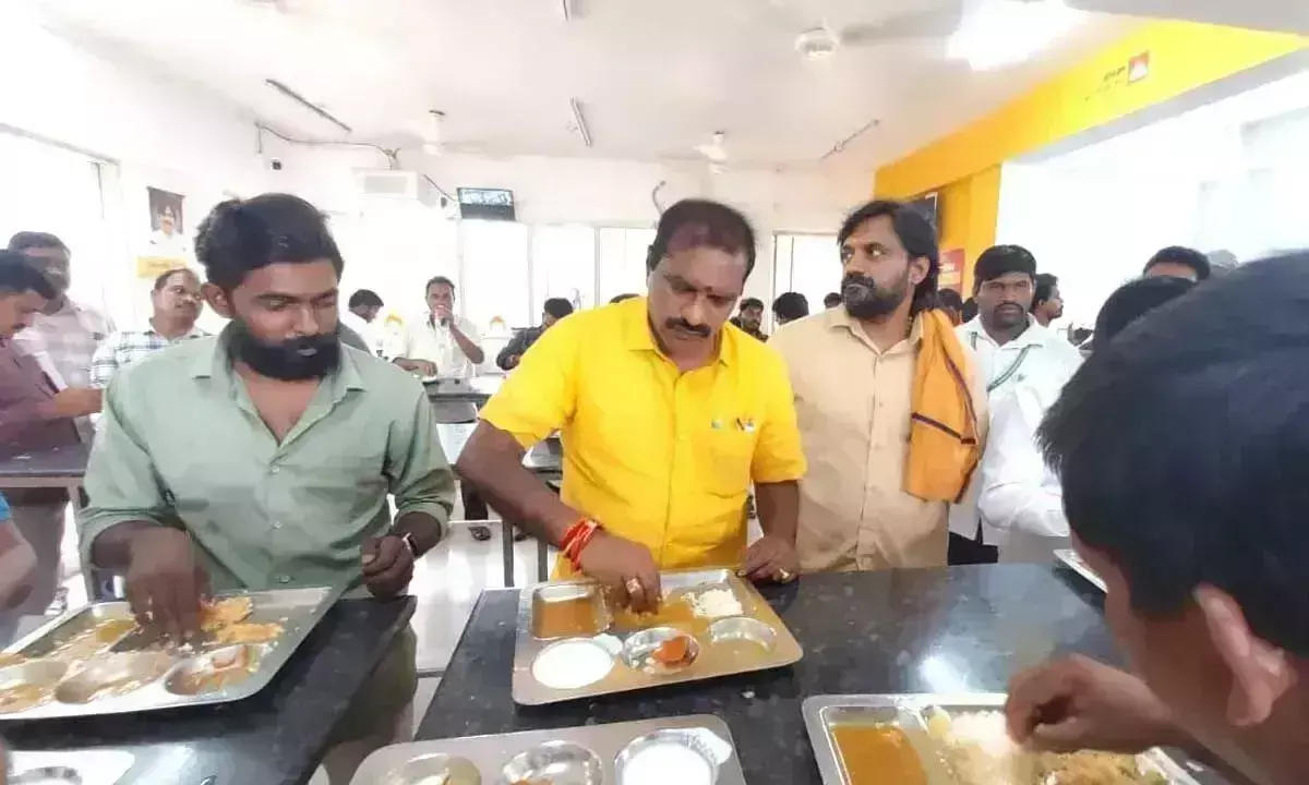 Andhra: मंत्री ने अन्ना कैंटीन के पुनः शुभारंभ की सराहना की