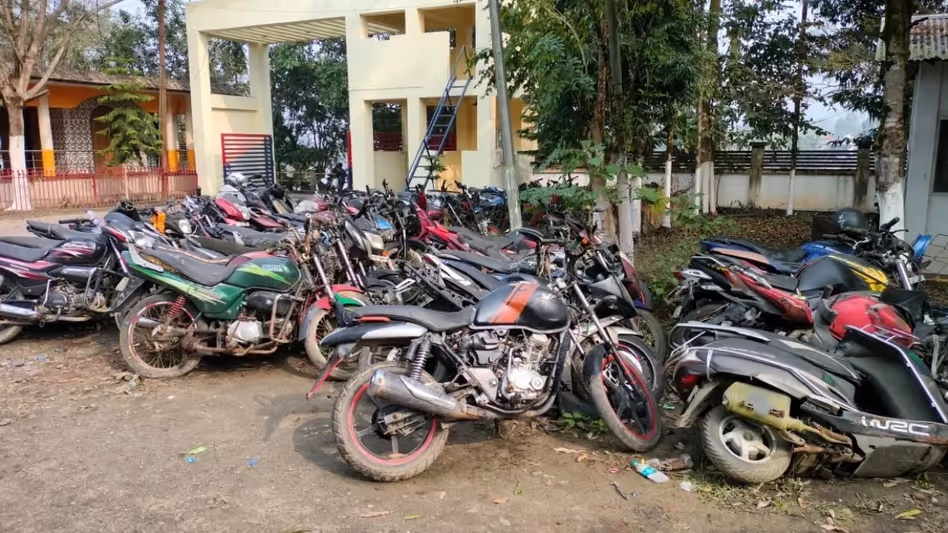 Mizoram पुलिस ने लुंगलेई में म्यांमार शरणार्थियों की 60 चीनी मोटरसाइकिलों को निष्क्रिय किया