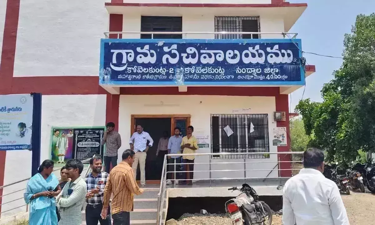 Andhra: मंत्री ने कोवेलाकुंटला में कई सरकारी कार्यालयों का औचक निरीक्षण किया