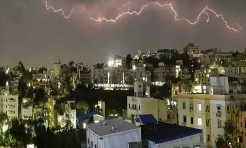 शहर के तापमान में गिरावट के साथ तेज़ हवाएँ लगीं चलने शहर के तापमान में गिरावट के साथ तेज़ हवाएँ लगीं चलने