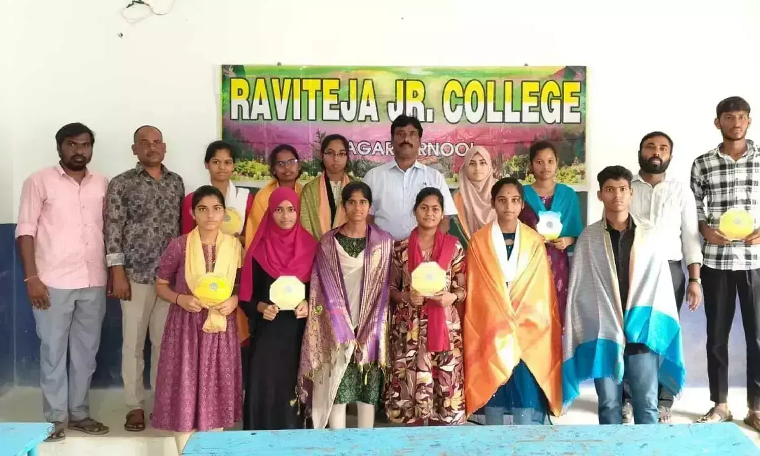 Telangana: रवितेजा जूनियर कॉलेज के छात्रों ने इंटरमीडिएट परीक्षा में उत्कृष्ट प्रदर्शन किया Telangana: रवितेजा जूनियर कॉलेज के छात्रों ने इंटरमीडिएट परीक्षा में उत्कृष्ट प्रदर्शन किया