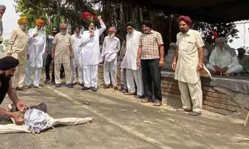 US उपराष्ट्रपति की यात्रा के विरोध में किसानों का प्रदर्शन US उपराष्ट्रपति की यात्रा के विरोध में किसानों का प्रदर्शन