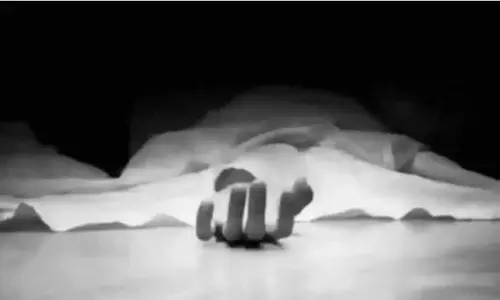 Dehradun: सड़क हादसे के बाद ई-रिक्शा चालक की रहस्यमयी मौत, जांच में जुटी पुलिस Dehradun: सड़क हादसे के बाद ई-रिक्शा चालक की रहस्यमयी मौत, जांच में जुटी पुलिस