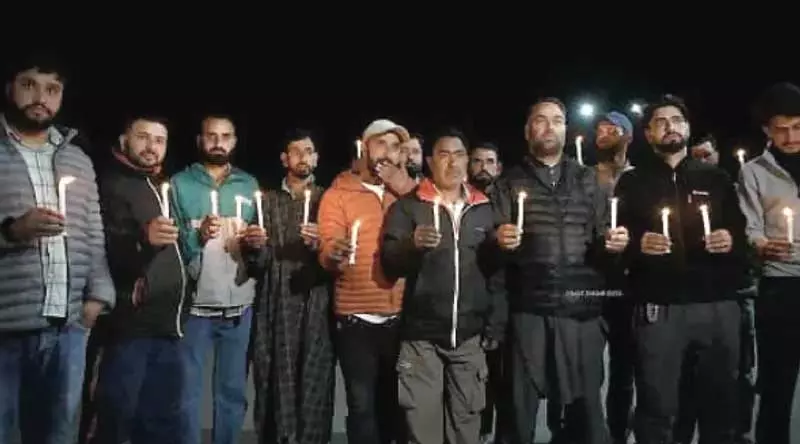 Kashmir में निवासियों ने कैंडल मार्च निकाला Kashmir में निवासियों ने कैंडल मार्च निकाला